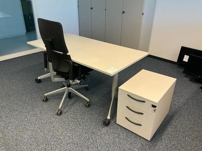 Overview picture of Mobile desk set up